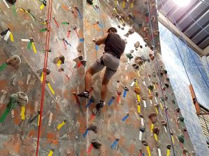 Pré-venda Coletiva - 1 parque de trampolim,escalada e arena Laser TAG  na ci