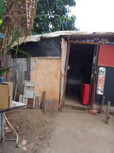 Causas e Comunidade - Reconstruir o telhado do barraco de Maria Madalena