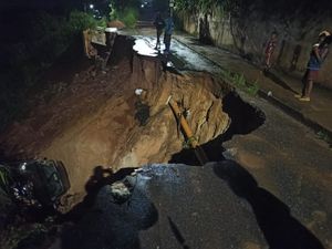 Motorista de Uber que teve seu carro tragado por uma cratera  - Ajude o Patrick , motorista de aplicativo pai de família, que teve sua ferramenta de trabalho tragado por uma cratera, e está sem condições de poder trabalhar já que seu veículo está impossibilitado de rodar, ele não tem condições de arcar com o concerto do mesmo e precisa da sua ajuda neste momento. 