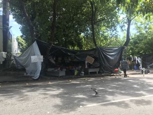 Vaquinha Online - Ajude a Dona Vânia, moradora de rua em Fortaleza-CE.