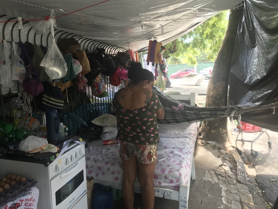 Ronner  - Ajude a Dona Vânia, moradora de rua em Fortaleza-CE.