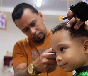 Transformando Cortes em Sonhos. - Projeto Kairós: Transformando Cortes em Sonhos