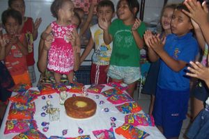 ONGs - Sua doação é o futuro deles.