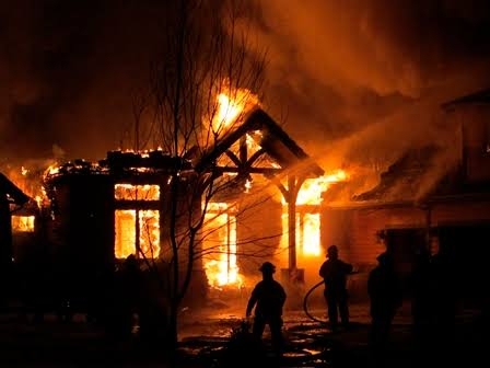 A casa de moradores locais pego fogo por causa de vandalismo 