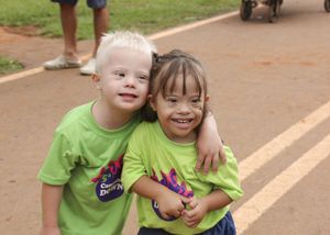 Ajude a levar alegria às crianças na CaminhaDown 2026