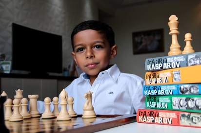 Santista de 8 anos se destaca em campeonatos de xadrez escolar no