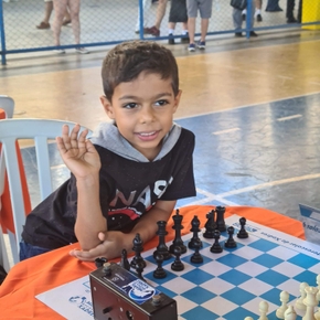 Campeonato de xadrez une crianças e adultos em Brasília