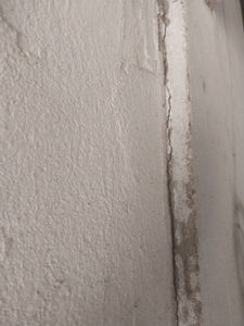 Ajude Maria a reformar sua casa antes da temporada de chuvas