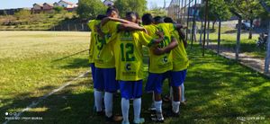 Esportes - Pe na bola cabeça na escola 