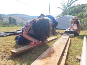 Educação - Quer apoiar a biocontrução dessa casinha com as crianças da sementeira?