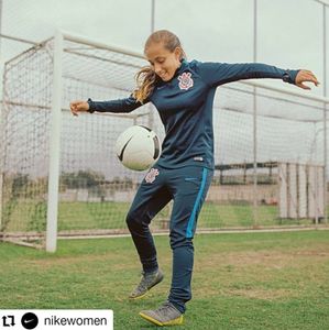 Ajude a Sofia a jogar fora do país - Ajude a Sofia a jogar e estudar fora do país!