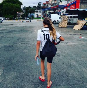 Ajude a Sofia a jogar e estudar fora do país! imagem 6