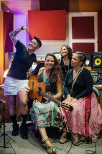 Luara Oliveira e as Comadres  - Financiamento Coletivo Luara Oliveira e as Comadres 