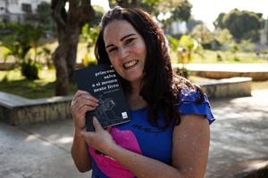 Livro - Ajude o Projeto Carolinas a presentear mais mulheres!