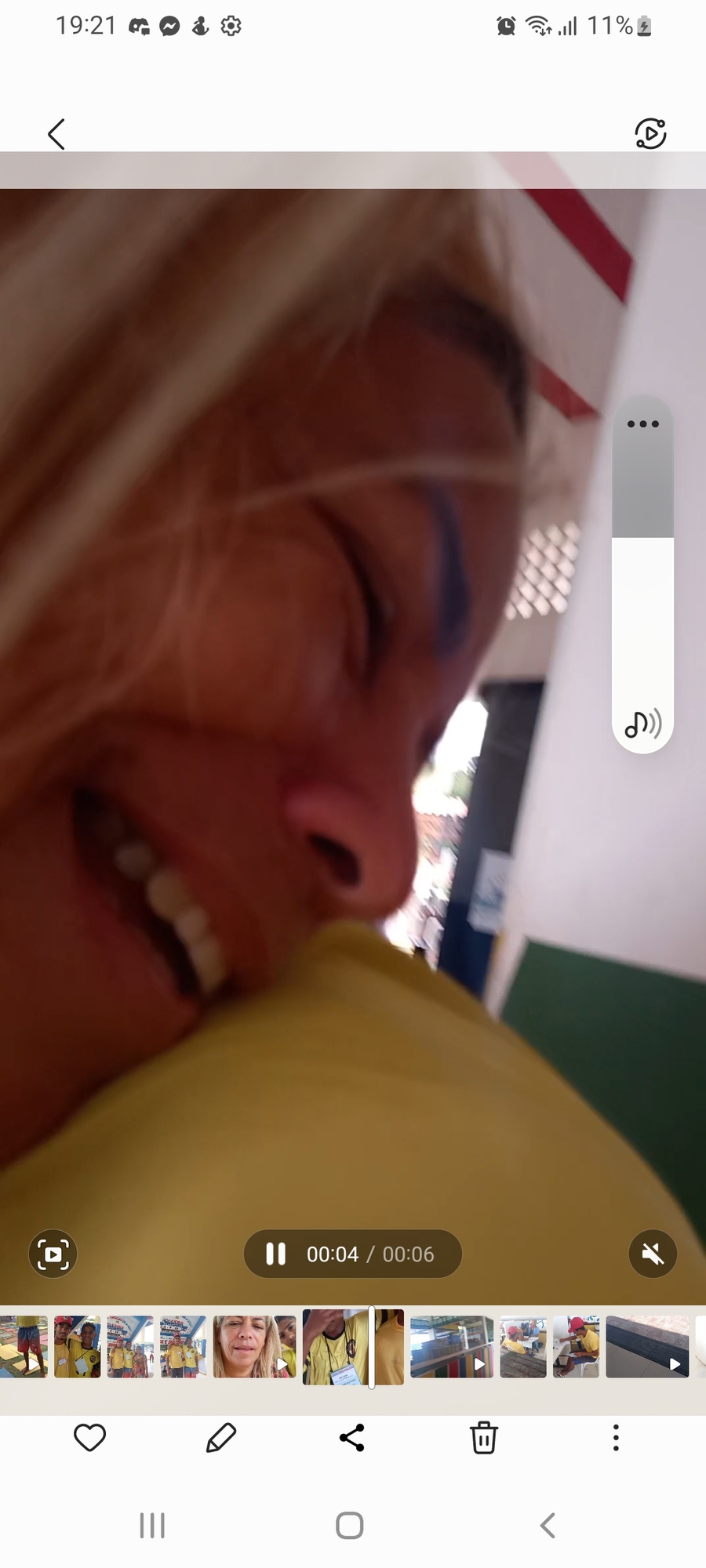 Ajude uma mulher que sempre ajuda outros