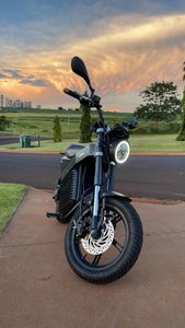 Crowdfunding - Gênio constrói moto elétrica sozinho 