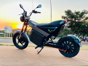 Gênio constrói moto elétrica sozinho  imagem 8