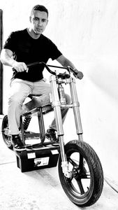 Gênio constrói moto elétrica sozinho  imagem 6