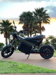 Inovação e Design - Gênio constrói moto elétrica sozinho 