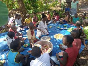 Ajude a alimentar uma criança imagem 7