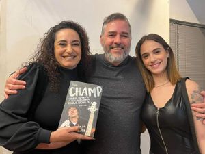 Livro - Livro "CHAMP: a incrível história do baixista Champignon do Charlie Brown Jr" Adquira Já!