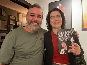 Vaquinha Online - Livro "CHAMP: a incrível história do baixista Champignon do Charlie Brown Jr" Adquira Já!