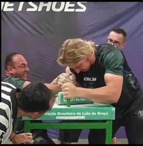 Cirurgia do braço do atleta  Tiago Silva