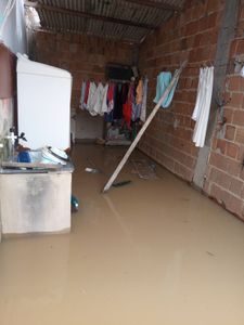 Vaquinha Online - Ajuda-me a reconstruir a casa da minha Tia Rose, que perdeu tudo por causa da chuva.