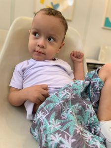 Kauã de 3 anos com paralisia cerebral
