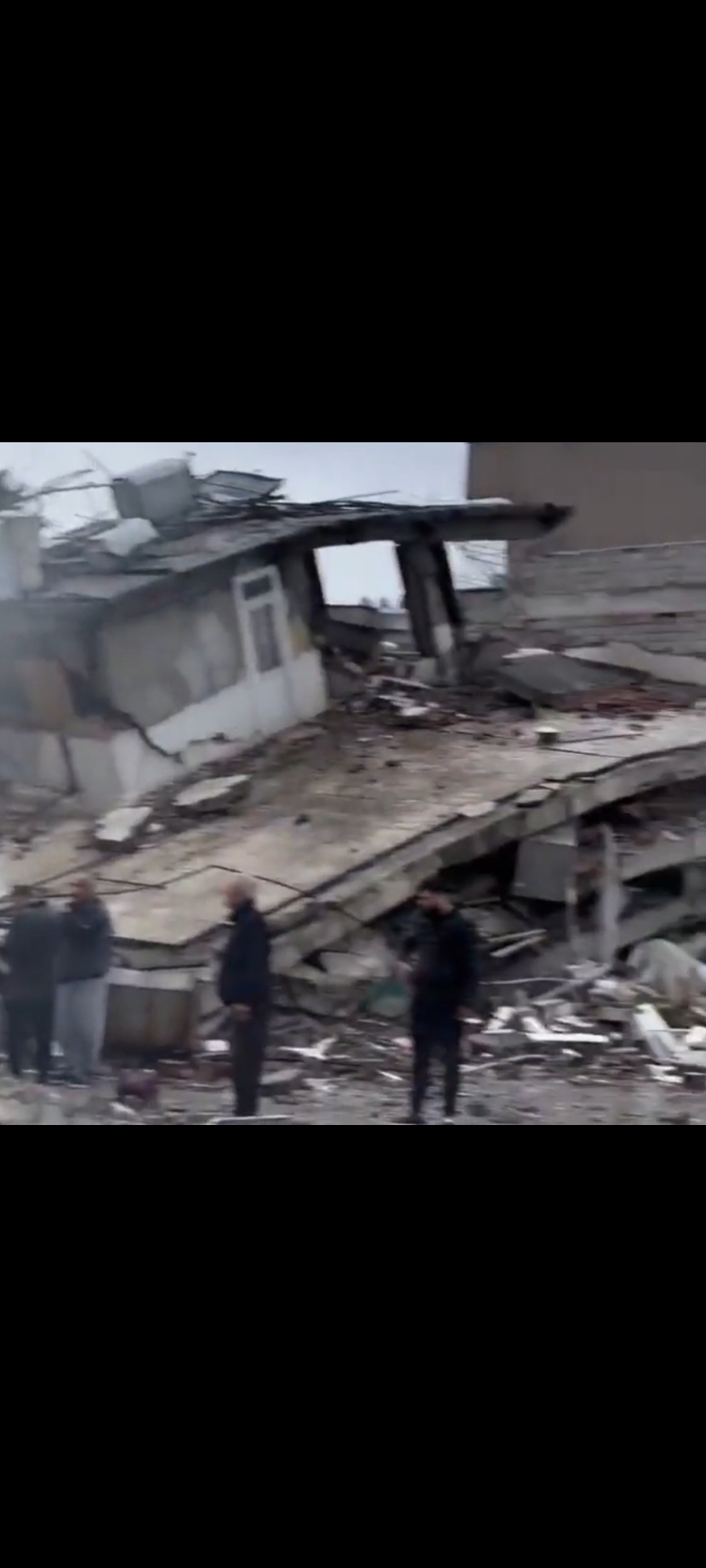 3 famílias sirias na rua por causa do terremoto na Turquia 
