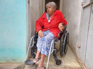 Vaquinha Online - Uma vida de lutas e uma cadeira de rodas - Ajude uma pessoa idosa a não desistir!