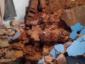 Crowdfunding - My bedroom got buried, I need help - Meu quarto foi soterrado, preciso de ajuda