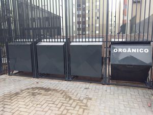 Lixeira coletiva basculante