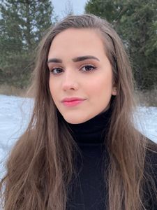 Apoio financeiro para educação universitária no exterior.