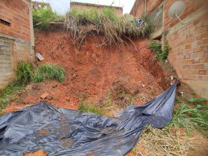 AJUDAR MINHA MÃE FAZER O MURO DE ARRIMO 