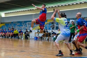 Ajude o Milan a fotografar a Copa América de Handebol Master no Chile