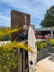 Vamos presenteá-lo com a passagem para surfar as ondas do SONHO na Indonésia?!