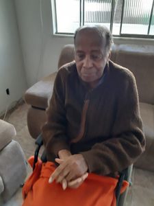 Ajudando o Srº José Bento