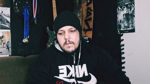 Remédio mensais 900 reais então não consigo um computador pra ajudar quem sofre junto 