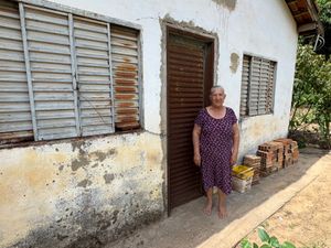 Ajude Maria a reformar sua casa antes da temporada de chuvas