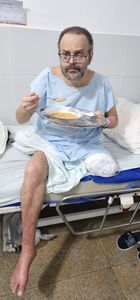 O irmão da cantora Adriana Cabral,  Ricardo,  precisa urgente de uma cadeira de rodas e par de muletas 