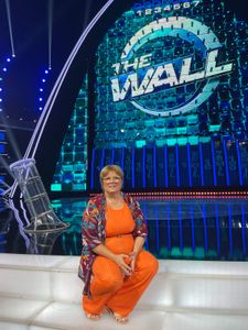 Ajude a Gló Linhas, do The Wall, a RECOLOCAR mulheres 50+ no mercado de trabalho com curso GRÁTIS de corte e costura