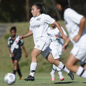 Ajude a Sofia a jogar e estudar fora do país!