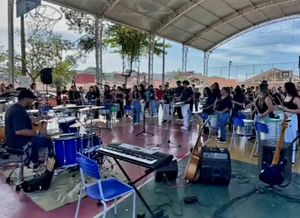 TRANSFORMANDO VIDAS ATRAVÉS DA MÚSICA