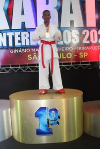 Me ajuda a lutar fora do Brasil 