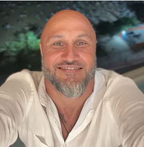 ✝ Quarto de Guerra Digital – Um Refúgio Espiritual 24h na Palma da Mão