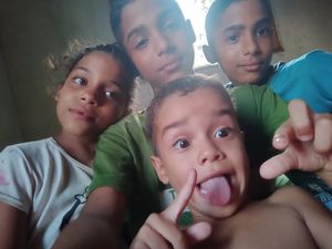 Comprar os materiais escolar para 4 crianças 