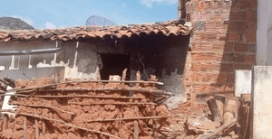 Nos ajude com a reforma da nossa casinha ela e de tijolo de barro precisa de mudancas de telhas