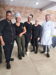 Ajude a construir o Centro de Capacitação Cozinhando em Família  Texto da campanha:  Meu nome é Tamires Nascimento, fundadora da Cozinhando em Família.  Minha história começou nas ruas. Passei por momentos muito difíceis, enfrentei a dependência química e também fui privada da minha liberdade. Quando consegui me reerguer, decidi que precisava reconstruir minha vida com dignidade.  Foi na cozinha que encontrei essa oportunidade.  Com uma receita simples de coxinha que aprendi com minha tia, comecei a vender salgados e atender pequenos eventos. Aquilo que começou como uma forma de sobrevivência virou um negócio — e também uma missão.  Hoje a Cozinhando em Família atende eventos e gera oportunidades para pessoas que muitas vezes são excluídas do mercado de trabalho, como ex-presidiários, pessoas em recuperação da dependência química e membros da comunidade LGBTQIA+.  Recentemente tive a oportunidade de apresentar meu negócio no programa Game dos 100. Cheguei à final e conquistei um prêmio de R$ 50 mil, além de uma mentoria com Ricardo Bellino.  Esse valor será usado para comprar um veículo que vai ajudar no transporte da equipe e dos equipamentos para os eventos.  Agora quero dar o próximo passo.  Meu sonho é criar o Centro de Capacitação Cozinhando em Família, um espaço onde possamos ensinar na prática o trabalho com alimentação e eventos, transformando oportunidades em profissão para pessoas que precisam de uma nova chance.  Para isso, estou criando esta vaquinha.  O valor arrecadado será usado para:  • compra de utensílios e equipamentos de cozinha • estrutura básica do espaço de capacitação • materiais para treinamento • organização das primeiras turmas de formação  Cada contribuição, de qualquer valor, ajuda a construir esse espaço e a transformar vidas através do trabalho.  Se você acredita em segundas chances e no poder da oportunidade, venha fazer parte dessa história.  Muito obrigada por apoiar o Cozinhando em Família.