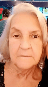 Maria a idosa de 73 anos que lava túmulos para ajudar nós seu tratamento 